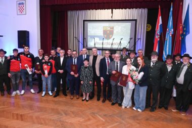 Svi laureati s čelnicima Vinodolske općine i visokim gostima / Foto Nikola BLAGOJEVIĆ