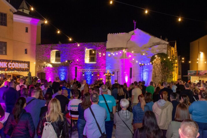 Uz hranu ide i dobra muzika... / Foto TZG Novi Vinodolski