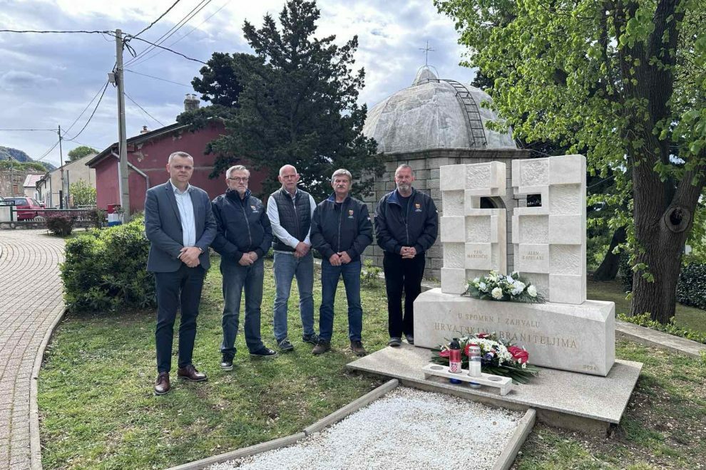 Načelnik Daniel Grbić, predsjednik Općinskog vijeća Božidar Zubčić te predstavnici braniteljskih udruga