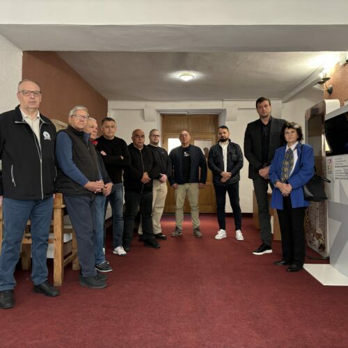 Novljanska delegacija položila je cvijeće i zapalila svijeće na više lokacija, od kojih i ispred spomen-ploča u holu Gradske uprave