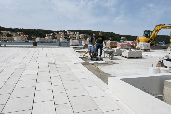 U tijeku je popločavanje obnovljene Vele rive / Foto Bojan Purić