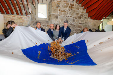 Razbijanje lošinjskog krokanta - uvijek atrakcija / Foto A. KRŽE