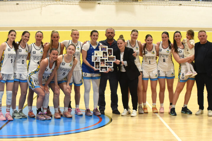 JOŠ JEDNA UTAKMICA ZAJEDNO - Mia sa suigračicama, prvim trenerom Tomislavom Švecom i posljednjim trenerima Davorom Tadejem i Barbarom Perić/Foto D. MICULINIĆ