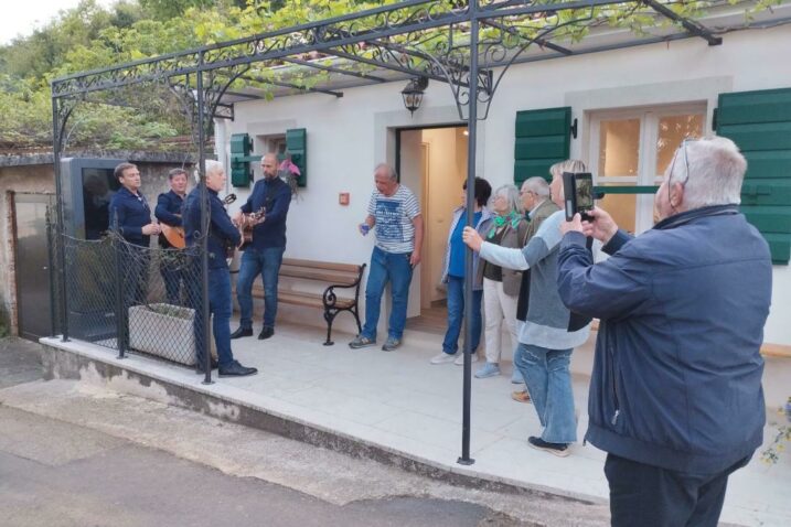 Prisjećanje na Viktora Cara Emina u Kraju uz pjesmu / Foto UDRUGA KRAJ