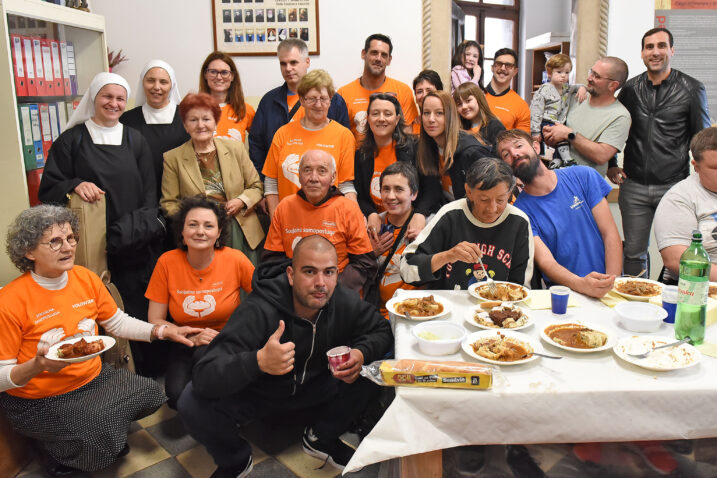 Volonteri i dio korisnika Socijalne samoposluge / Foto Dean MICULINIĆ