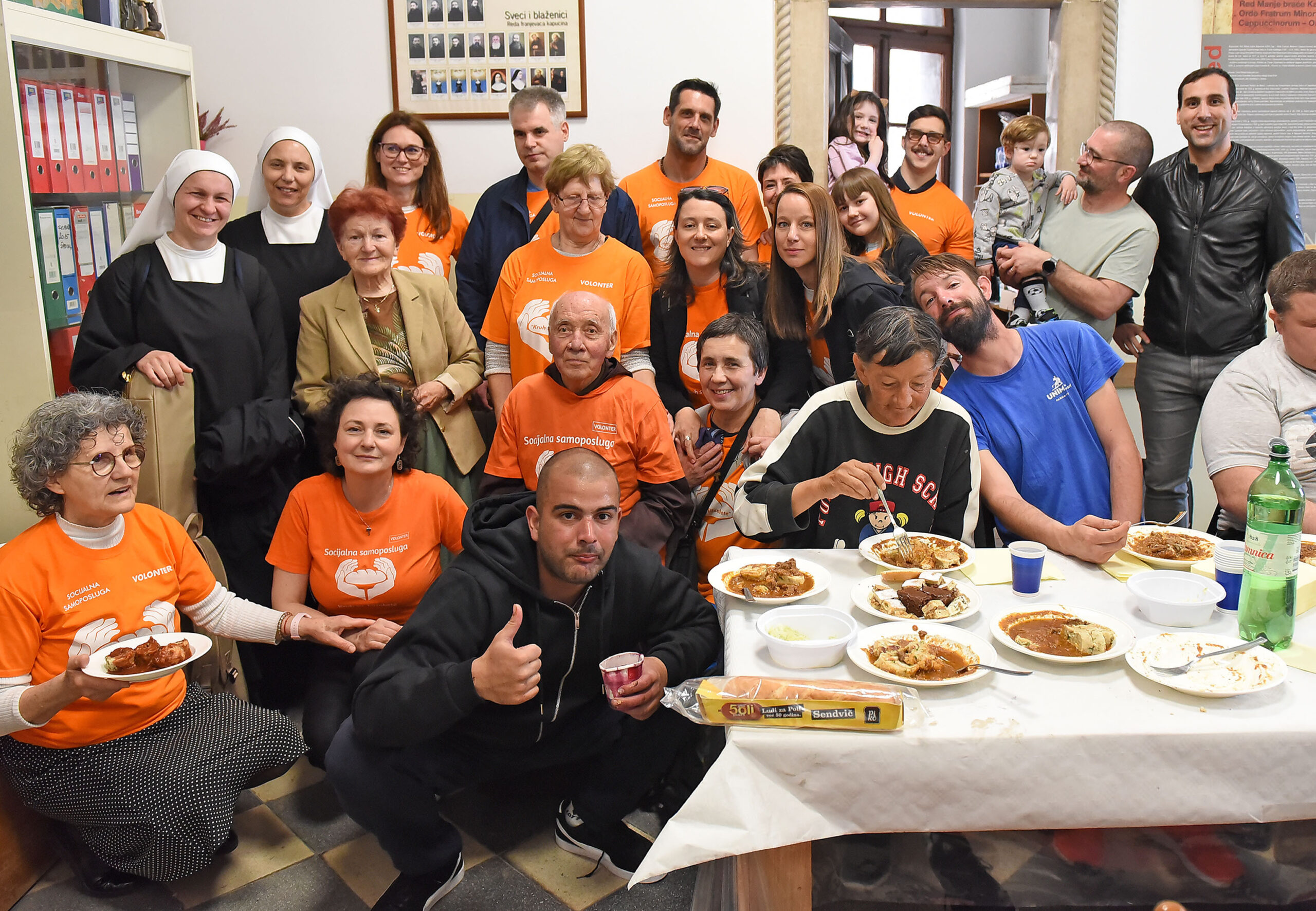 Volonteri i dio korisnika Socijalne samoposluge / Foto Dean MICULINIĆ