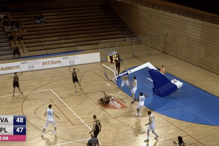 Koš se srušio nakon zakucavanja košarkaša Splita / Foto ARHIVA NL