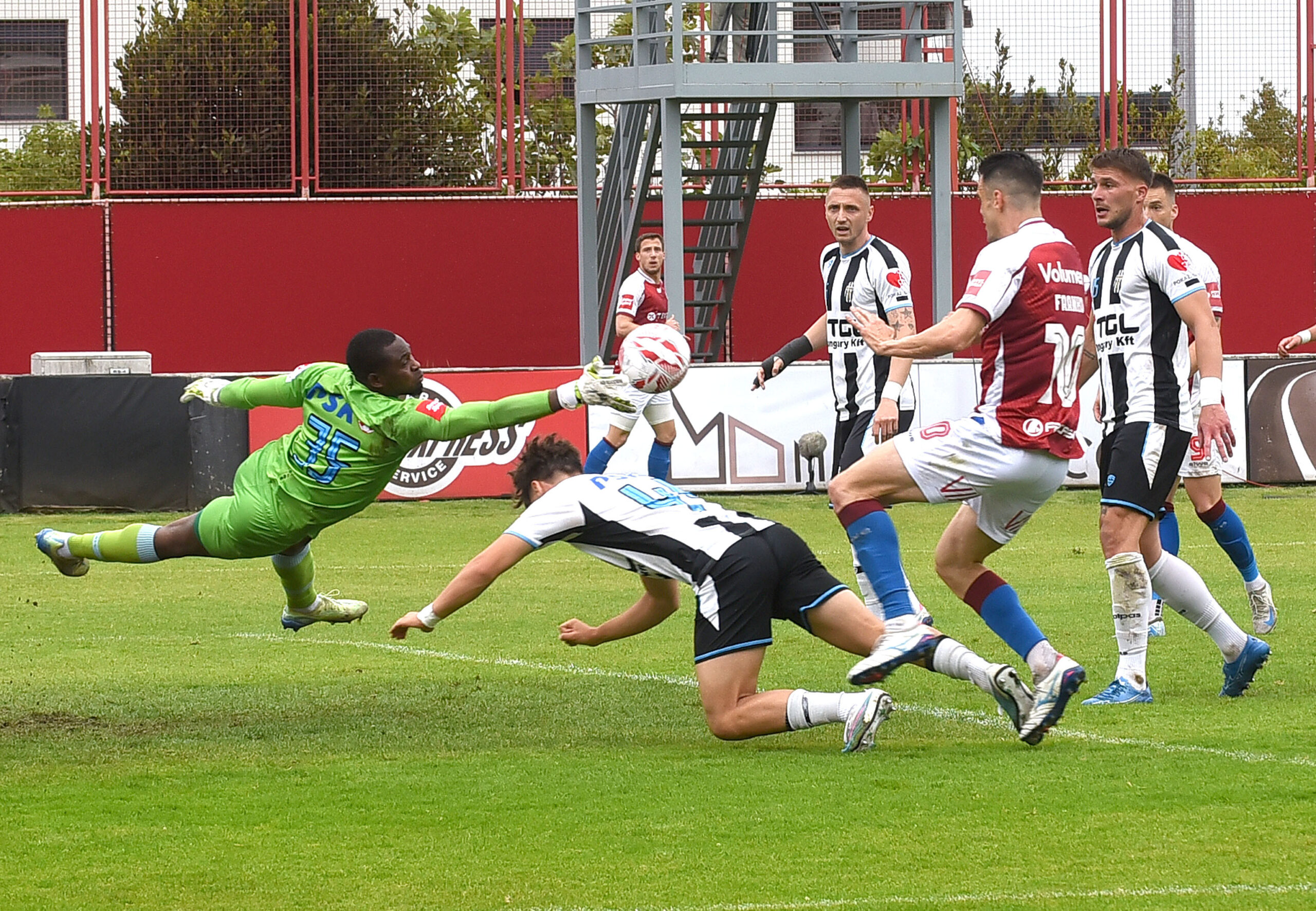 Franko Andrijašević nije uspio nadmudriti vratara Davida Nwolokora, Seana Šukea, Rikarda Bagadura i Vedrana Dalića/D. MICULINIĆ