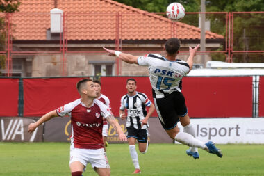 OPATIJSKA »KUPOLA« - Ricardo Bagadur odnosi loptu glavom ispred Mire Iličića/Foto D. MICULINIĆ