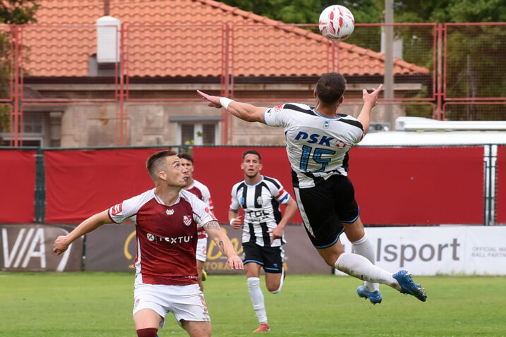 OPATIJSKA »KUPOLA« - Ricardo Bagadur odnosi loptu glavom ispred Mire Iličića/Foto D. MICULINIĆ