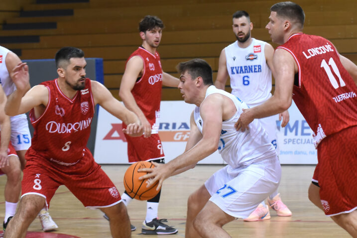 PRVI STRIJELAC RIJEČANA - Ivan Vučić između Petra Dubelja i Marka Loncovića/Foto D. MICULINIĆ