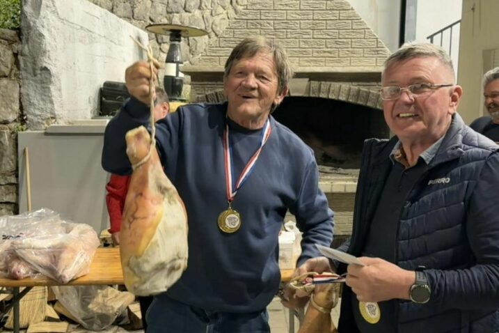 Dva pršuta za prvo mjesto - nagrada i pol za najuspješnije na natjecanju u briškuli i trešeti / Foto Udruga Leprinka