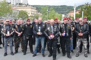 Splitski veterani kod riječkog spomenika braniteljima / Foto Marko GRACIN
