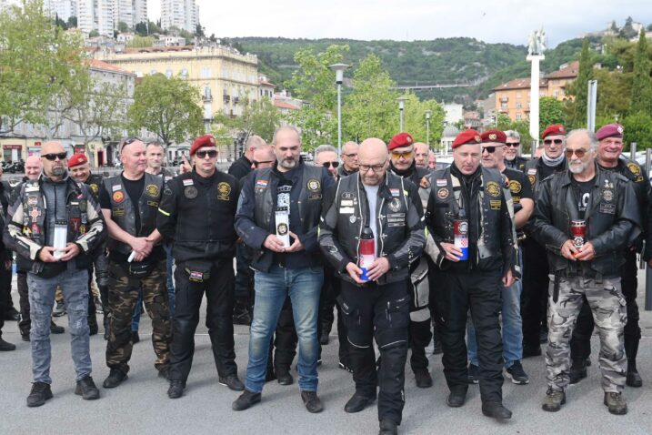 Splitski veterani kod riječkog spomenika braniteljima / Foto Marko GRACIN