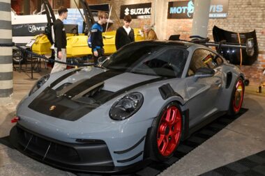 Učenici su s posebnom pažnjom proučavali izložbene primjerke prestižnih marki vozila / Foto Marko Gracin