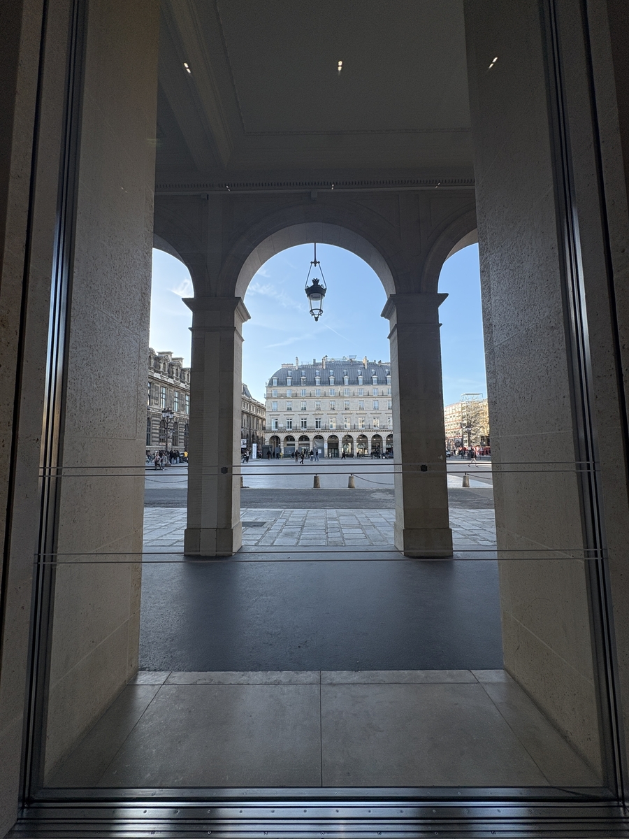 Izložba nadilazi prostor zgrade i širi se na okolni urbani i povijesni kontekst Fondacije Cartier, uključujući trg Palais-Royal