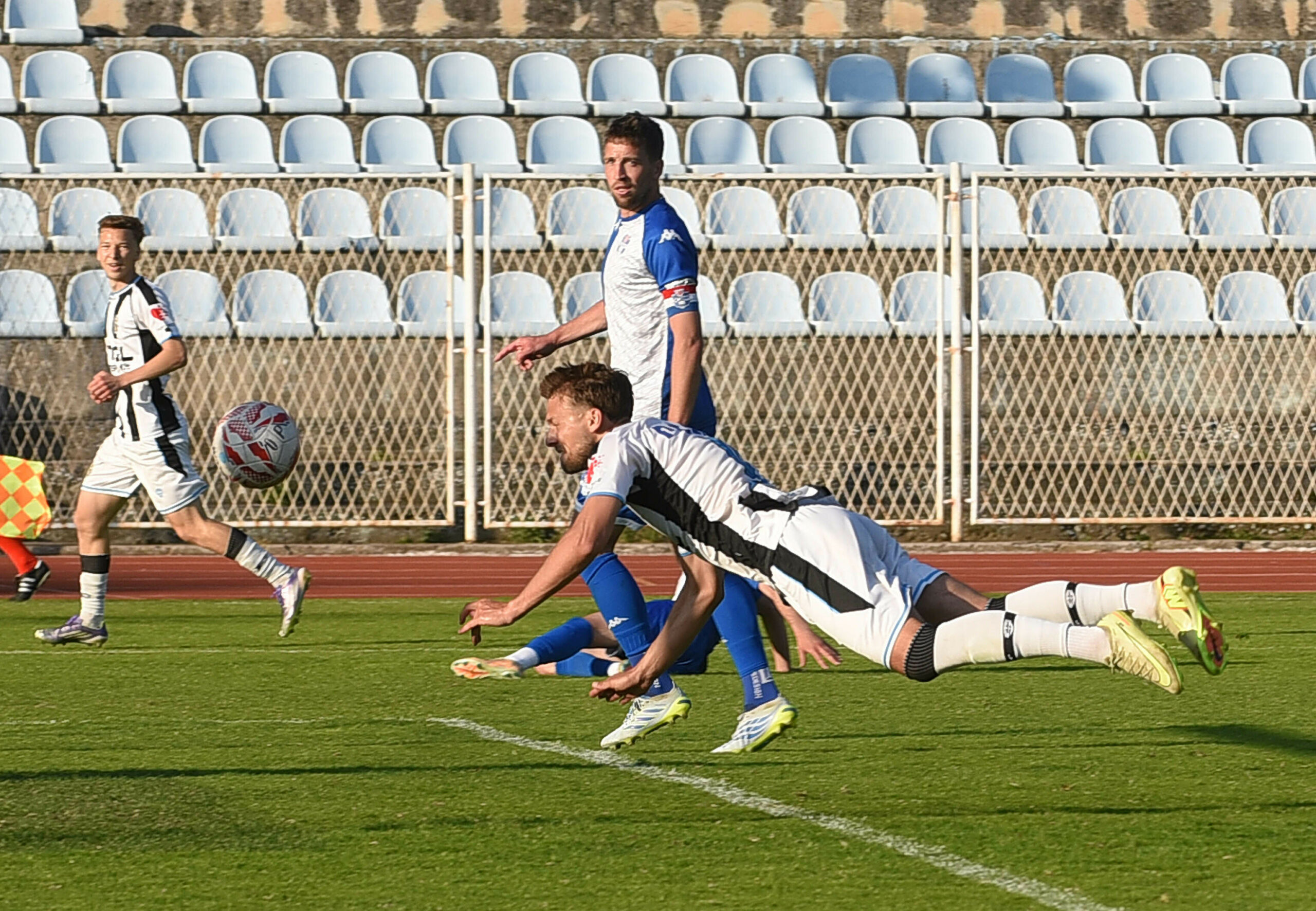 Robert Mišković atraktivno je poletio zrakom i glavom pogodio za drugi gol Opatije/D. MICULINIĆ