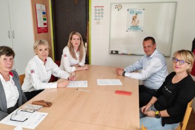 Marina Raukar, Snježana Krizmanić, Vanja Čavić (CK Delnice), gradonačelnik Igor Pleše i Nataša Kozlica (JU »Prigoda«) / EMA MILOVANOVIĆ