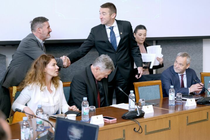 Ivan Penava sa sudionicima okruglog stola u Saboru / Photo: Patrik Macek/PIXSELL