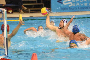 PRIMORJAŠIMA POHVALE - Karlo Dragošević u bliskom susretu s Markom Bijačom/Foto D. MICULINIĆ