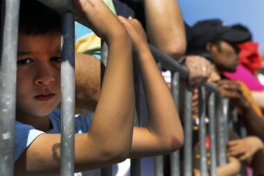 Dječak u Grčkoj čeka na podjelu besplatnog povrća / Foto REUTERS