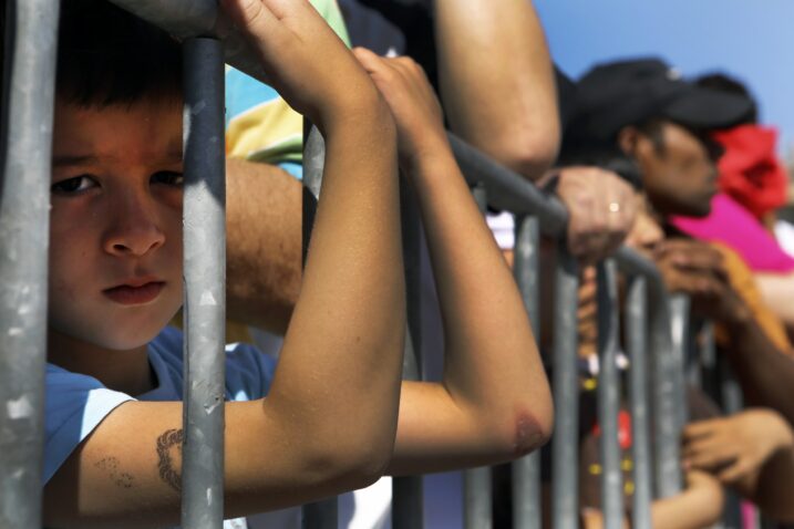 Dječak u Grčkoj čeka na podjelu besplatnog povrća / Foto REUTERS