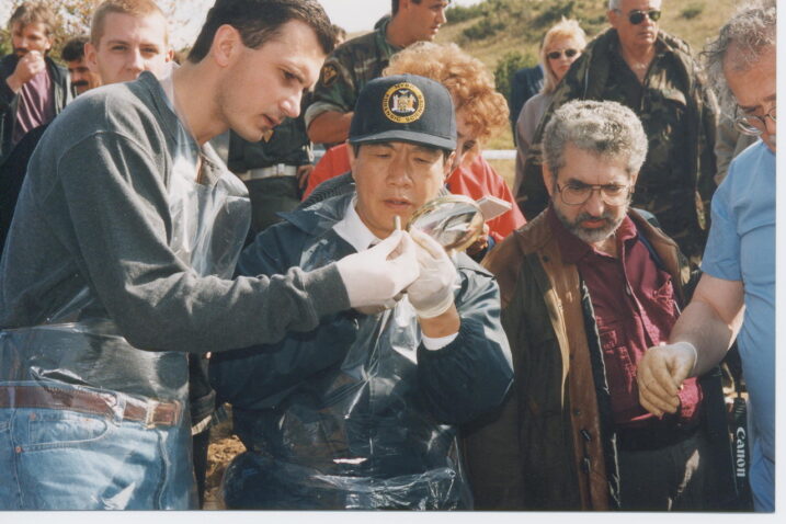 Identifikacije žrtava masovnih grobnica. Na slici prof.dr. Dragan Primorac, prof.dr. Henry Lee, Prof.dr Moses Schanfield, (iza prof.dr. Barbara Wolf) i prof.dr. Michael Baden