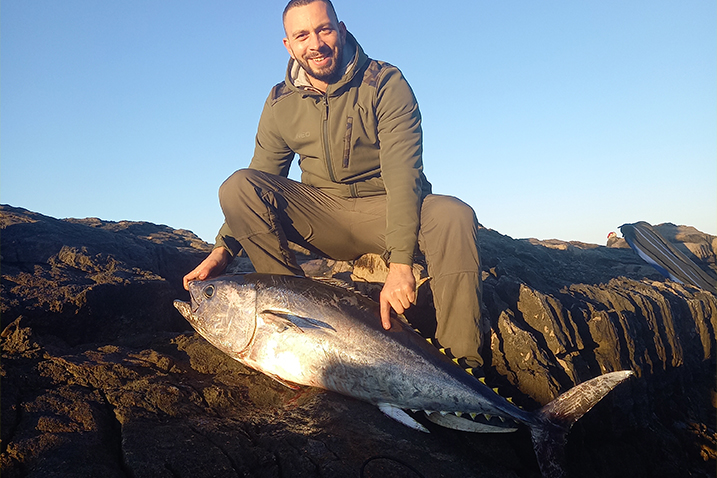 Kad se snovi ispune. U svitanje na shore jigging dobio tunu od 26,3 kilograma