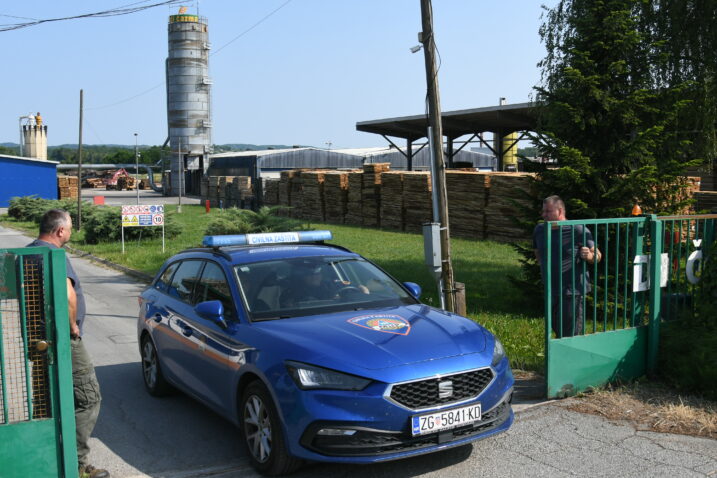 Požar nakon eksplozije silosa u pogonu pilane DI Cazme u industrijskoj zoni grada. Hitne službe na terenu. Foto: Damir Špehar/PIXSELL