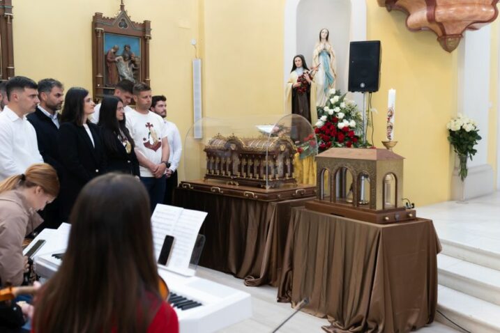 U Gospić pristigle relikvije svete Male Terezije, dočekali ih brojni vjernici
