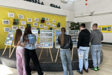 U auli škole postavljena je i edukativna izložba "Mobilni EKO kutak" / Foto OŠ ZVONKA CARA