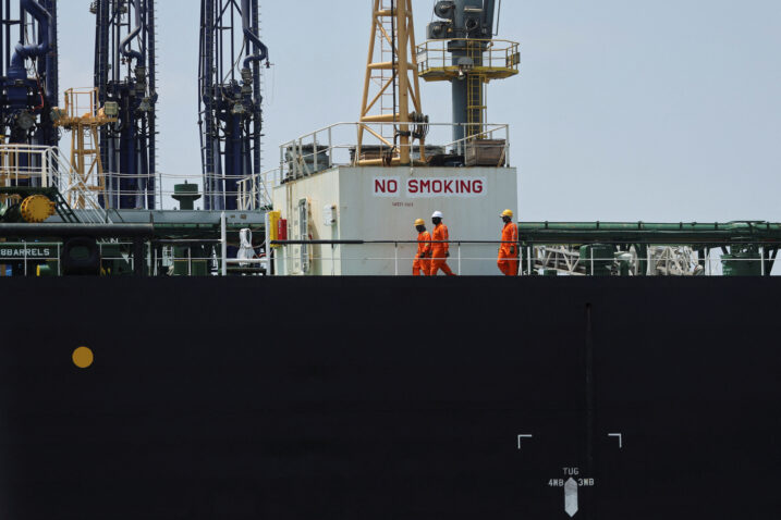 Tanker u Omanskom zaljevu kod obale Ujedinjenih Arapskih Emirata pogođen nepoznatim projektilima