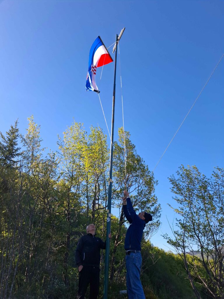 Podizanje hrvatskog stijega na jarbol u Čabru / Foto I. JANEŠ 