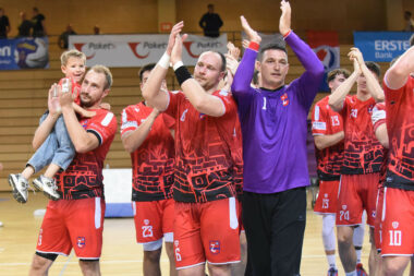 Liridon Zena sa suigračima slavi pobjedu nad Varaždinom/D. MICULINIĆ