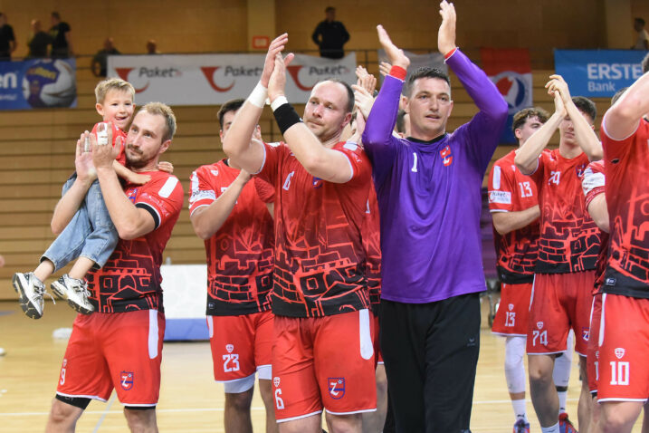 Liridon Zena sa suigračima slavi pobjedu nad Varaždinom/D. MICULINIĆ
