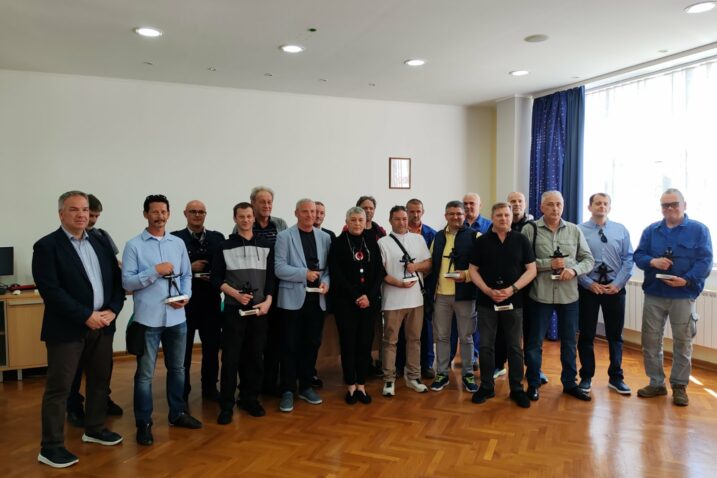 Trećemajski jubilarci sa zasluženim priznanjima u rukama
