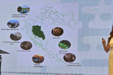 Predsjednica Klastera Lika Destination Petra Kovačević predstavlja ličke prirodne znamenitosti / Foto M. SMOLČIĆ