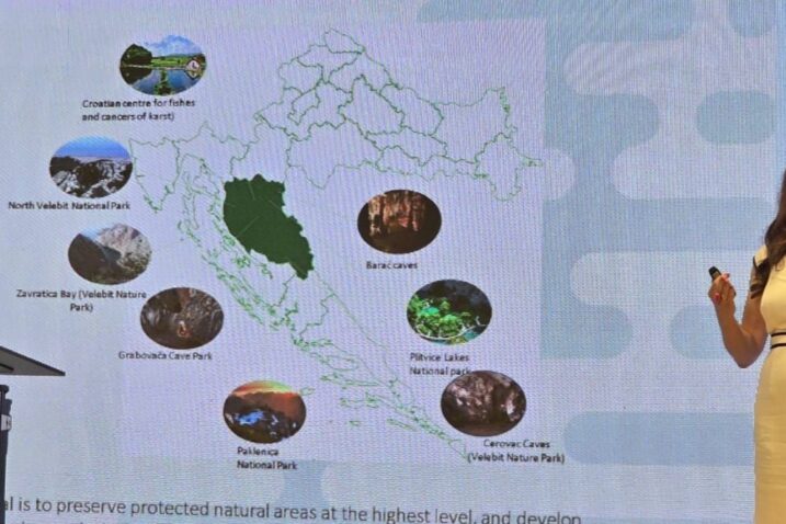 Predsjednica Klastera Lika Destination Petra Kovačević predstavlja ličke prirodne znamenitosti / Foto M. SMOLČIĆ