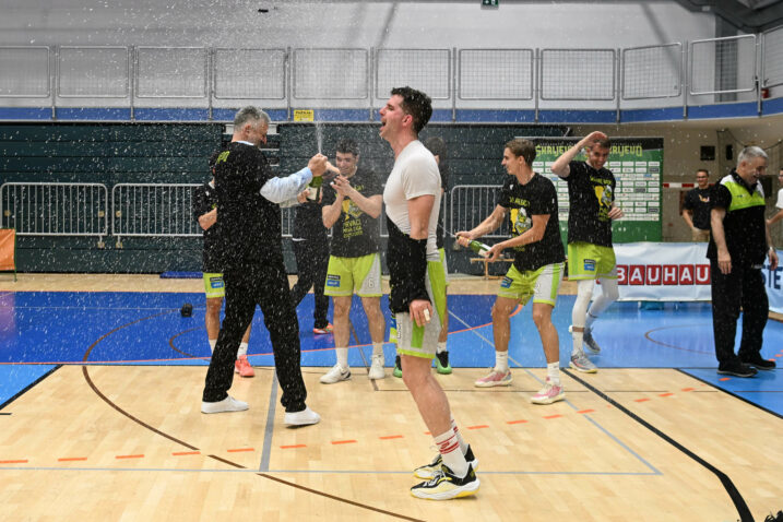 POBJEDNIČKI ŠAMPANJAC - Davor Konjević sa suigračima slavi promociju/Foto A. KRIŽANEC