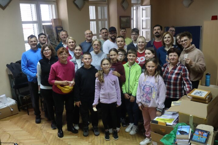 Tridesetak volontera preselilo je knjižnicu / Foto Damir Kremenić