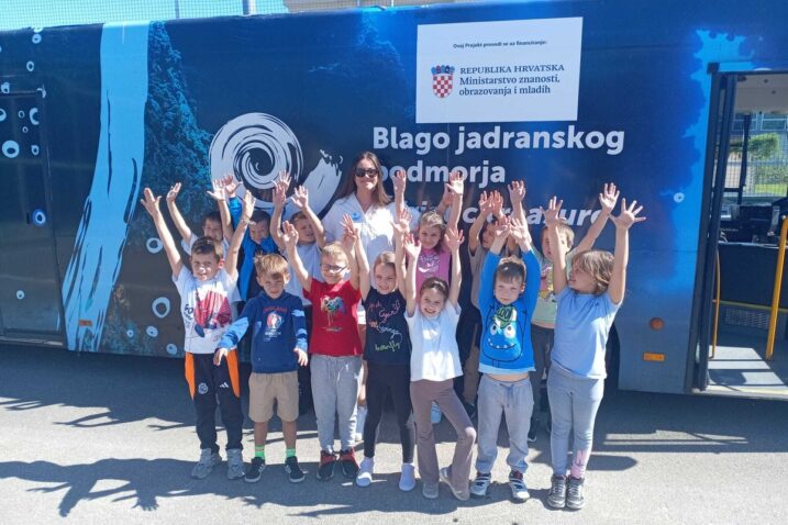 Muzej autobus oduševio je krčku djecu / Foto Relja Paškvan