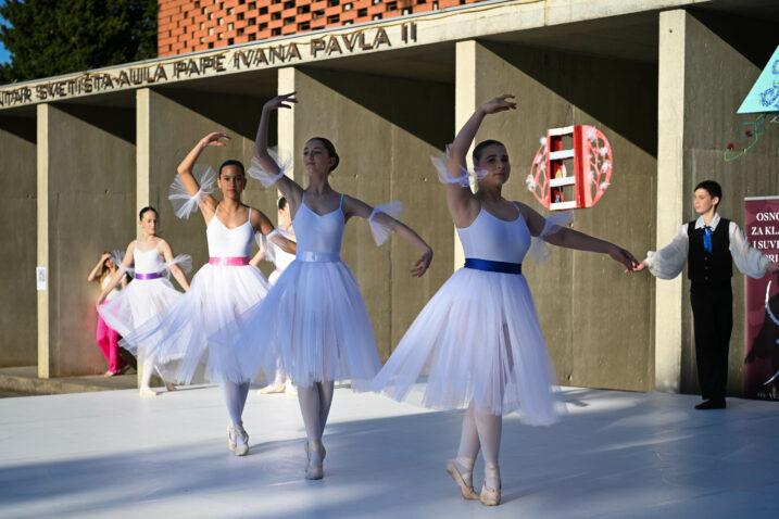 FOTO Ulice plešu, ulice sviraju: Više od 200 mladih umjetnika oduševilo Riječane