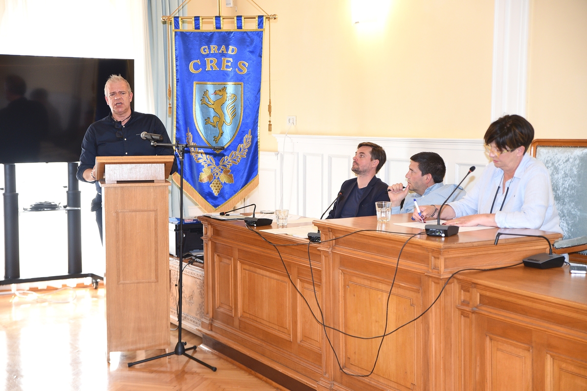 Ravnatelj ŽLU Anton Opatić na sjednici Gradskog vijeća Cresa / Foto Walter Salković