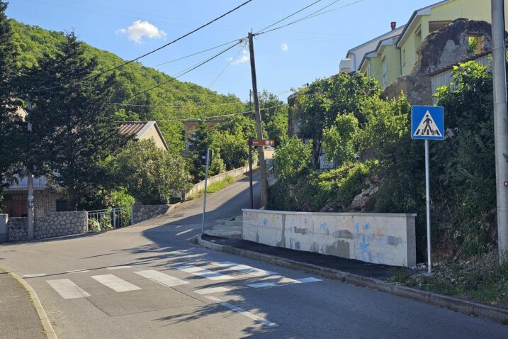 Izvedene su i nove pristupne stepenice koje vode od Kotorske ulice prema strmoj stazi za Beniće