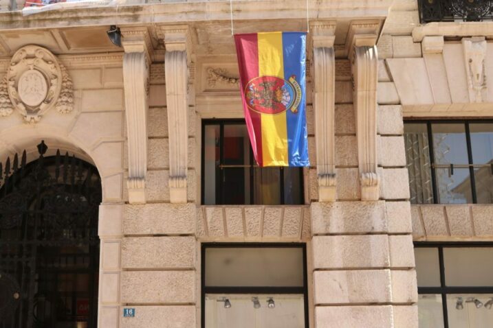 Riječka povijesna zastava na zgradi Gradske uprave Rijeka