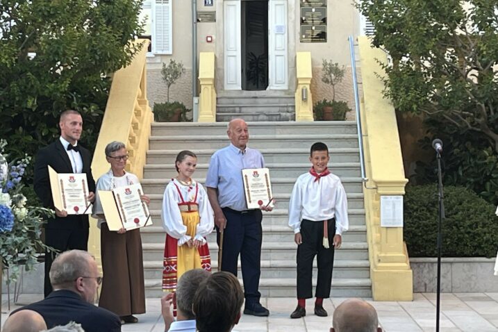 William Vičević, Dragica Vukušić i Nedjeljko Turato sa zasluženim nagradama / Foto Relja PAŠKVAN