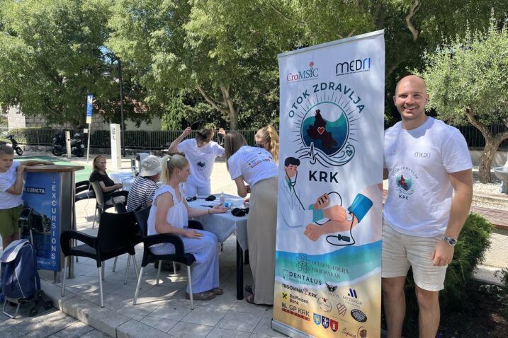 Borna Borić ispred medicinskog punkta u Vrbniku / Foto Relja Paškvan