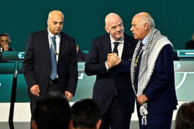 Gianni Infantino između Jibrila Rajouba (Palestina) i Moshe Zuaresa (Izrael)/Foto REUTERS