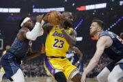 LeBron James između Luguentza Dorta i Isaiaha Hartensteina/Foto REUTERS