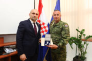 Ministar Anušić uručio medalju razvodniku Bluhi koji je spasio život mladom nogometašu | Foto: MORH/ J. Šeri
